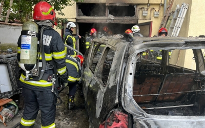 Pompierii au evacuat zona din jurul garajului care a luat foc. Au găsit 4 butelii de CO2, parțial deteriorate