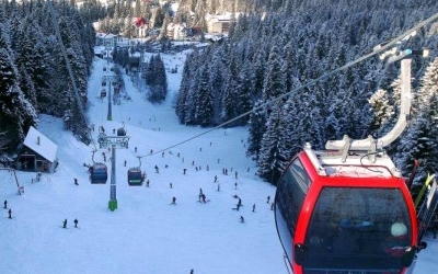 Primăria Braşov începe pregătirile pentru sezonul de schi din Poiană. Vineri a fost testat sistemul de înzăpezire
