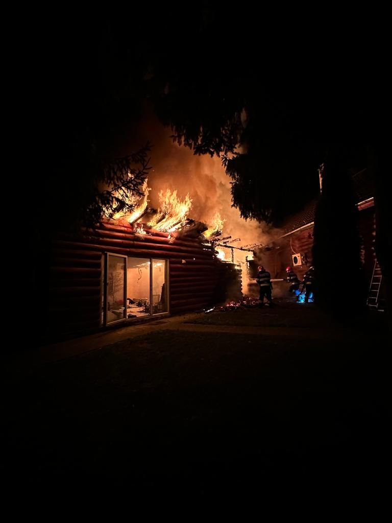 Pompierii au stins un incendiu pornit de la un frigider și au salvat o cabană de pe Valea Avrigului