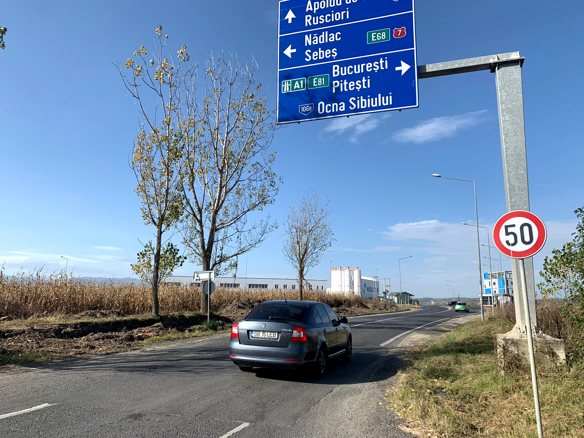 Statul degeaba (II). Intersecția din Zona industrială în care mor și se schilodesc oameni, pasată și între polițiști și drumari. „Nu” – giratoriului temporar, „Da” - limitei de 30 de km/h