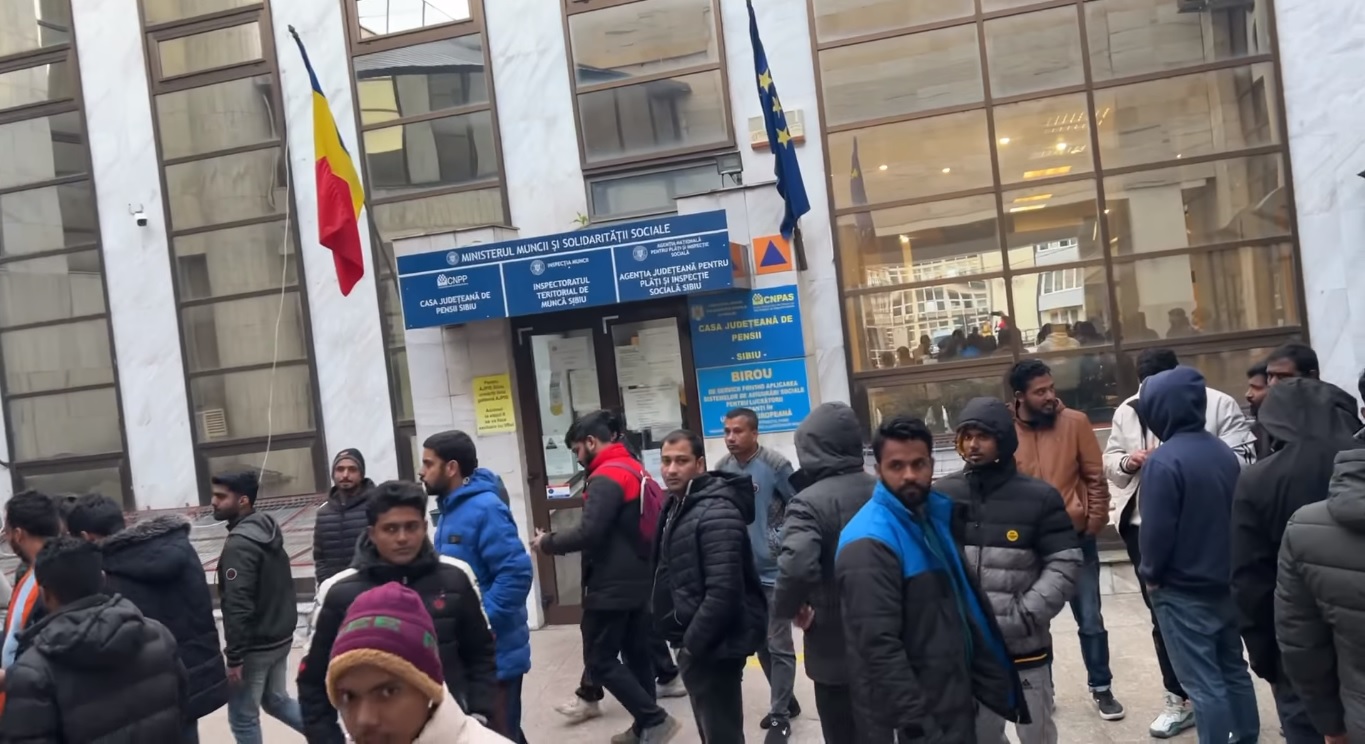 Muncitori din Pakistan, Bangladesh și Sri Lanka au protestat în fața ITM Sibiu. Nemulțumiri legate de condițiile de lucru și salarizare