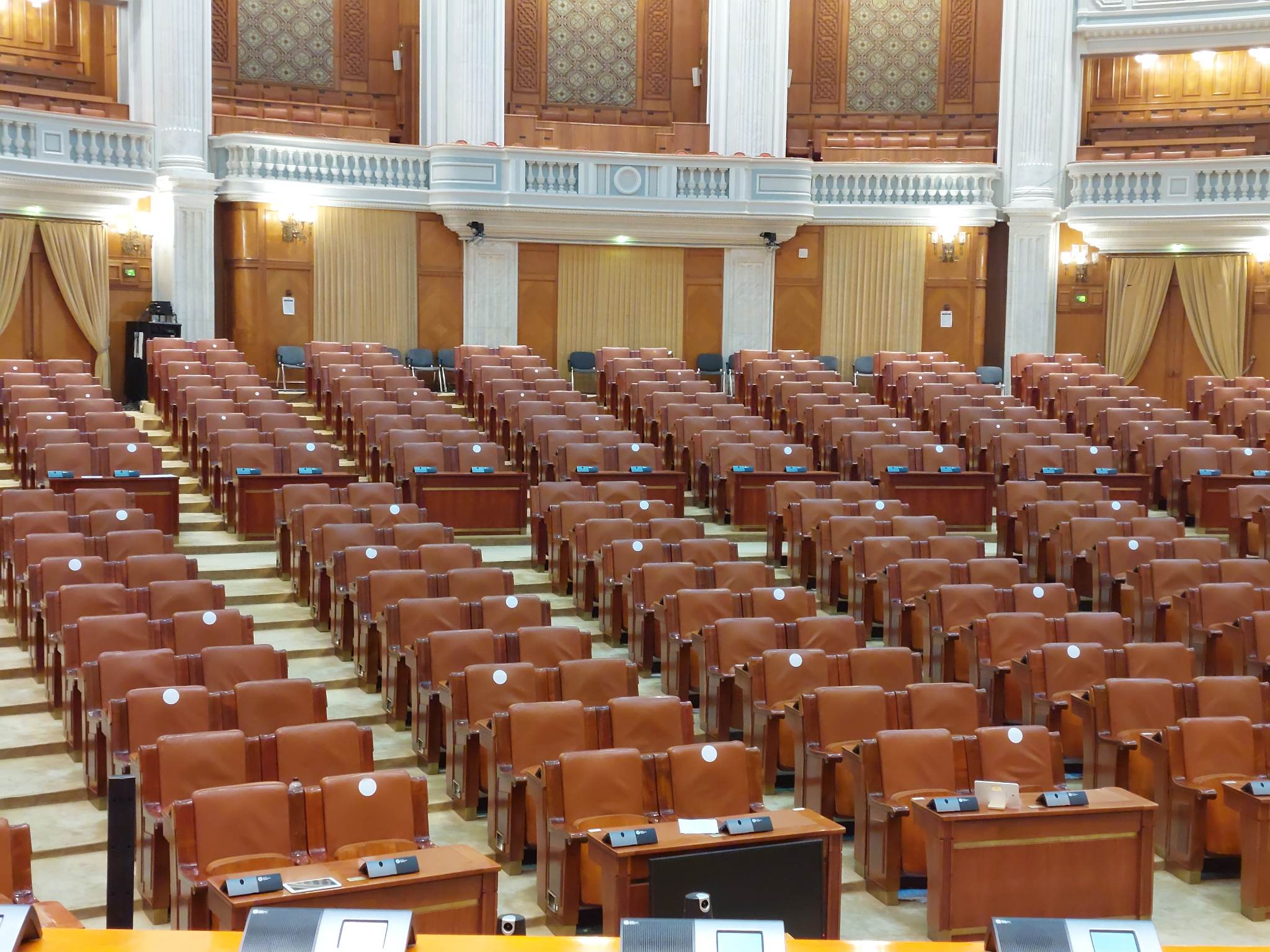 Parlament: Peste 141.000.000 lei - cheltuieli cu deputaţii şi senatorii în primele şase luni ale anului