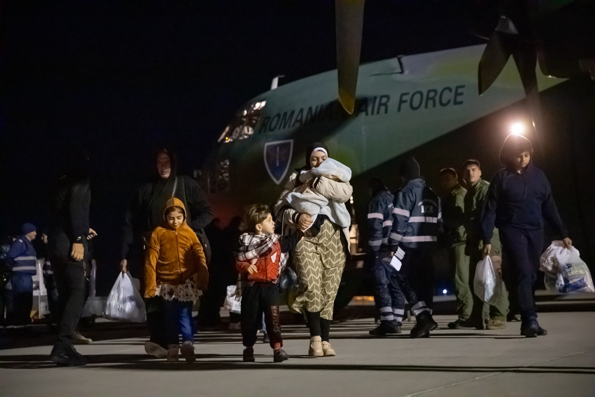 Cei 41 de cetăţeni români şi membri de familie ai acestora evacuaţi din Fâşia Gaza au ajuns în ţară