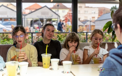 „Copiii cu dizabilități sunt integrați doar pe hârtie în școlile din Sibiu.” Părinții vorbesc despre dascăli neinstruiți, lipsa profesorilor de sprijin și marginalizare