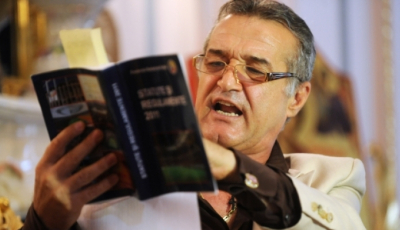 Dosar penal după ce Gigi Becali a intrat cu Rolls Royce-ul în şanţ. „Când intri într-o depăşire şi cel pe care-l depăşeşti intră şi el în depăşire, se numeşte unghiul mort”