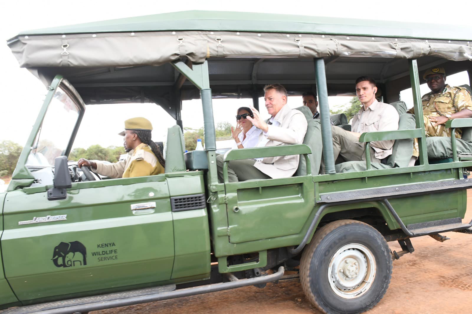 Președintele Iohannis și soția sa Carmen au ajuns în Parcul Național din Kenya. S-au întâlnit cu ministrul pentru Protejarea Naturii