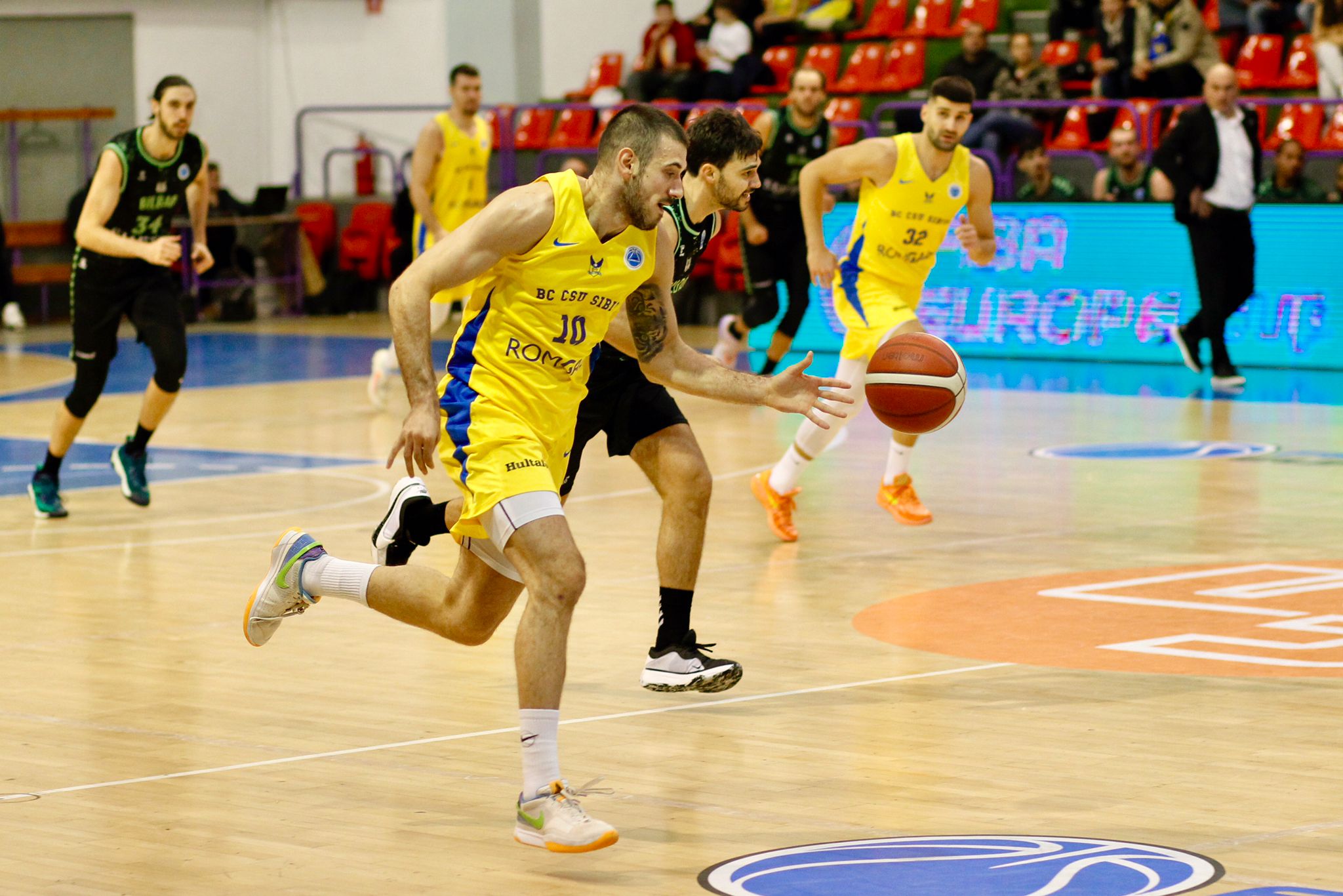 BC CSU Sibiu a fost învinsă de Bilbao Basket. Meciul s-a încheiat 68 - 73, fiind a cincea înfrângere pentru echipa sibiană