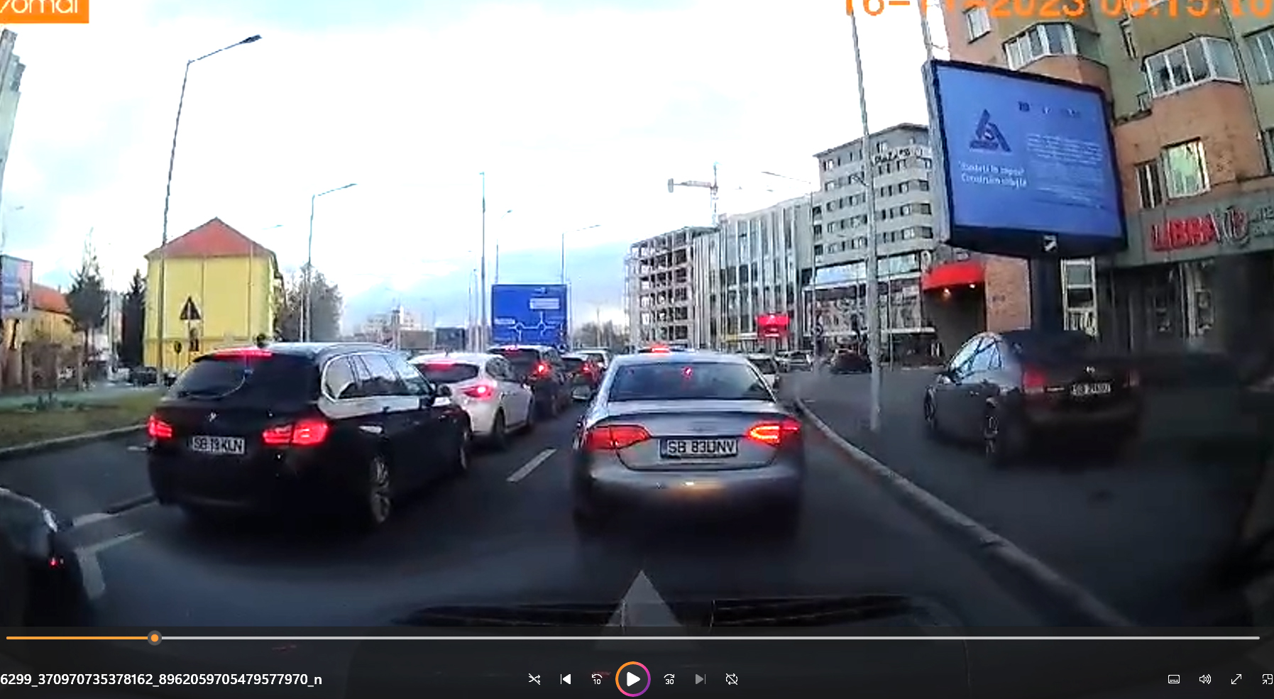 „Banda 0,” inventată de „jmecherii care poate.” O filmare în trafic arată cum un șofer folosește trotuarul pentru a evita coada de la giratoriul de pe M. Viteazu cu Dumbrăvii din Sibiu