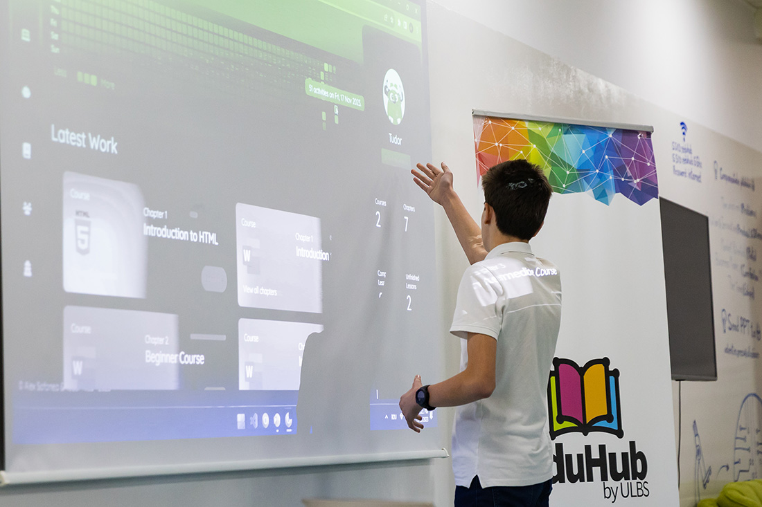 O platformă în care elevii din școlile sibiene pot învăța limbaje de programare - ideea care a câștigat premiul de 5.000 de lei la primul Hackathon „Open Your Mind”
