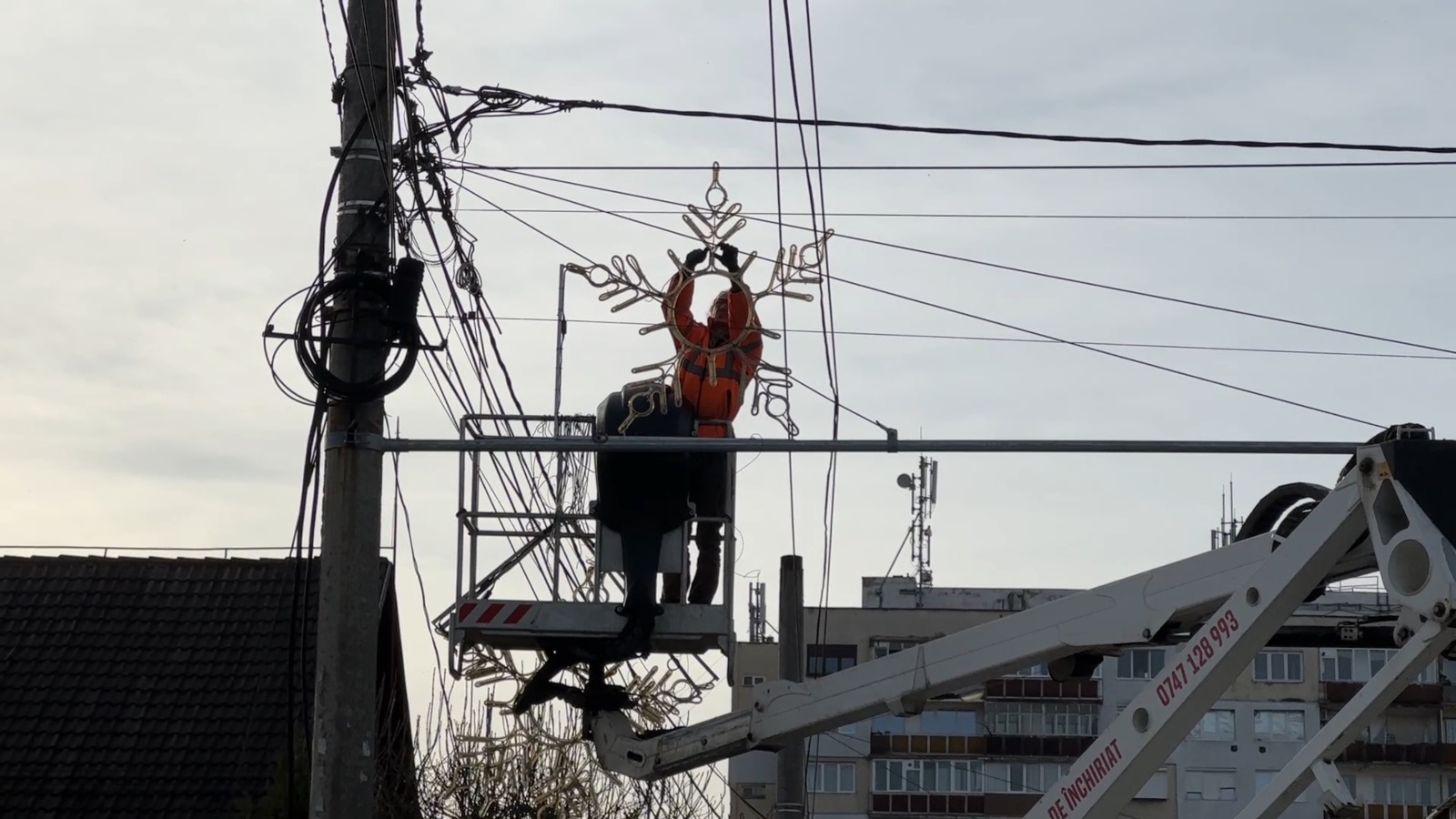 În municipiul Mediaș a început montarea iluminatului de sărbători