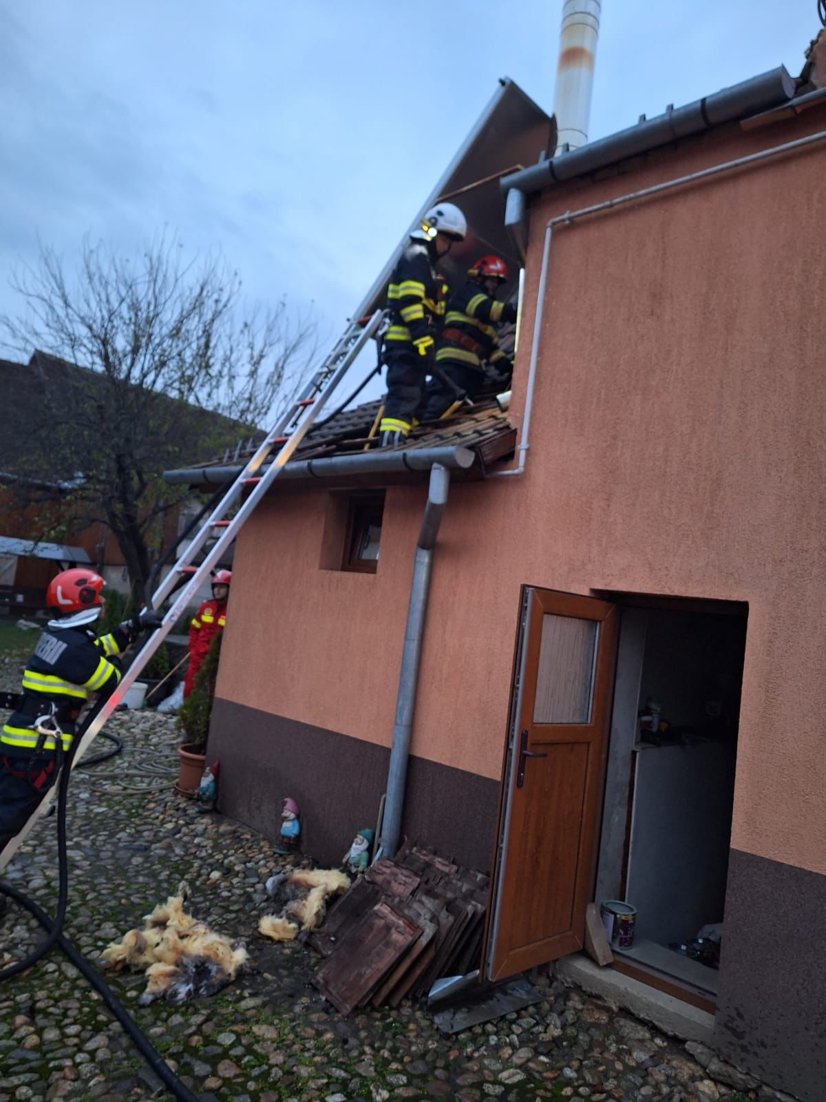 O casă din Cristian la fost a un pas să ardă din cauza unui coș de fum neprotejat corespunzător. Pompierii au intervenit cu două autospeciale de stingere, o autoscară și un echipaj SMURD