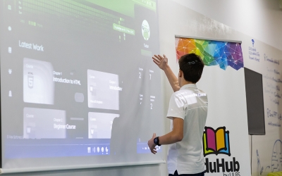 O platformă în care elevii din școlile sibiene pot învăța limbaje de programare - ideea care a câștigat premiul de 5.000 de lei la primul Hackathon „Open Your Mind”