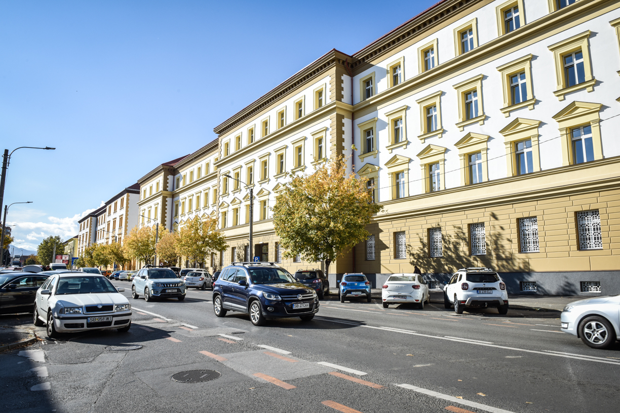 Primăria Sibiu desființează în jur de 60 de locuri de parcare de pe Calea Dumbrăvii, din fața clădirilor NATO, la solicitarea Comandamentului