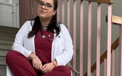 Singura femeie instrumentist de la Junii Sibiului este studentă la Medicină, după ce a terminat Științele Economice, și lucrează la mall pentru a se întreține. „Doi oameni mi-au schimbat viața”