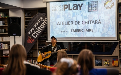 Proiectul „Pune mâna pe Chitară în Școală”: un sprijin pentru educația muzicală în școlile din județul Sibiu