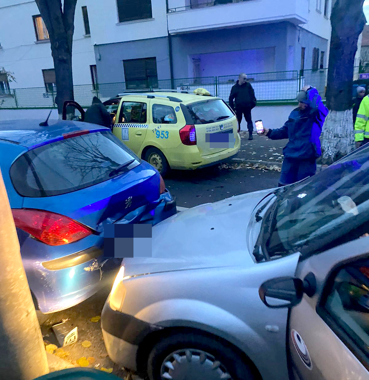 Un șofer de taxi nu a dat prioritate și a provocat un accident cu trei mașini pe Independenței, colț cu Blaga. Un bărbat din Tajikistan și unul din Sri Lanka, la spital
