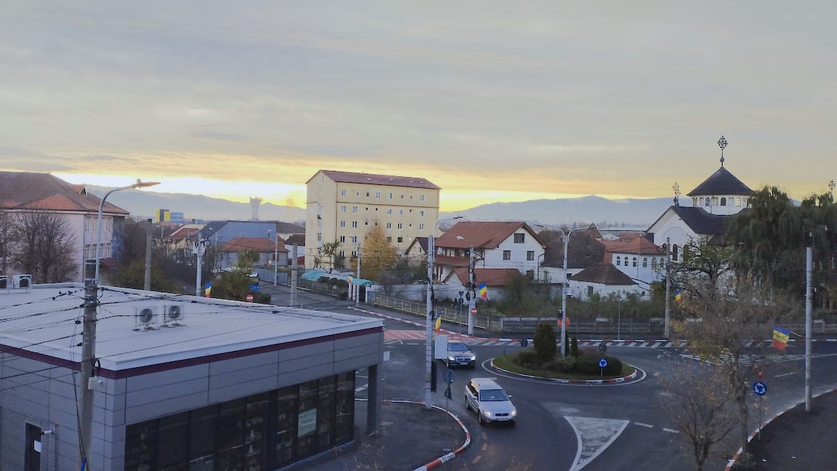 Vreme variabilă cu precipitații mixte și rafale de vânt puternice la munte. Maxim 9 grade în Sibiu