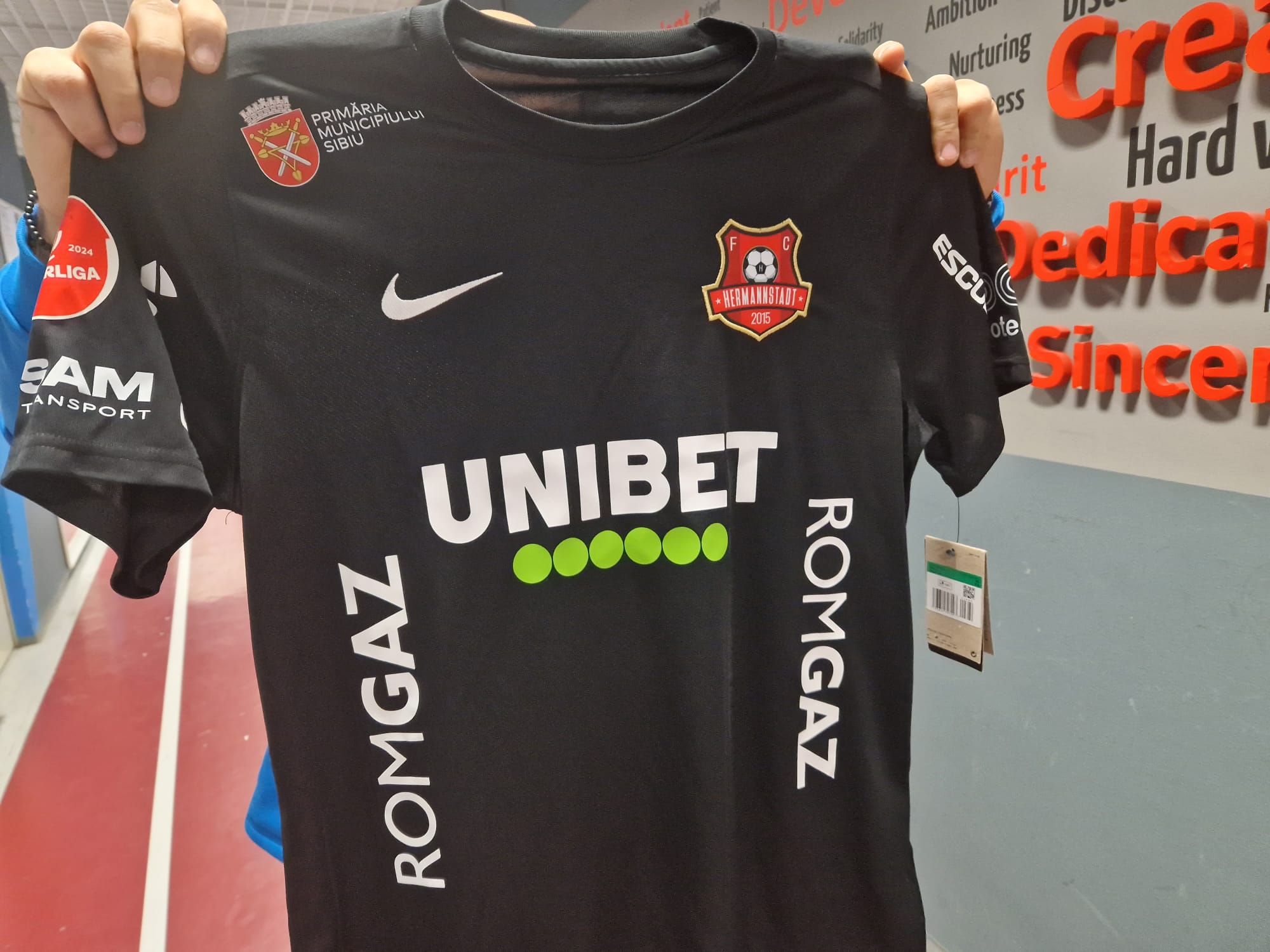 Ce produse vor găsi suporterii sibieni în fan-shop-ul FC Hermannstadt. Câteva prețuri orientative