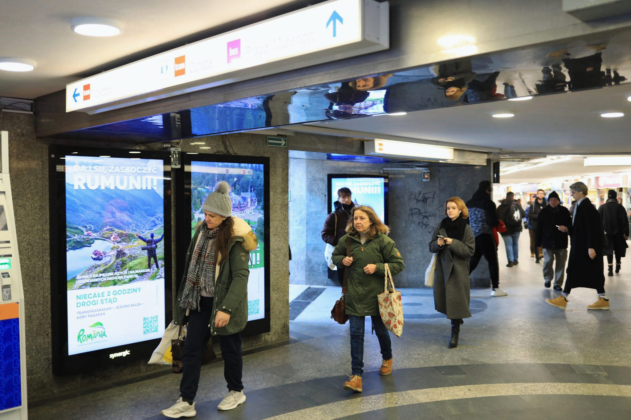 Sibiul promovat în Polonia. Imagini cu Transfăgărășanul, Mănăstirea Sucevița și Castelul Peleş, pe ecrane și autobuze din Varşovia