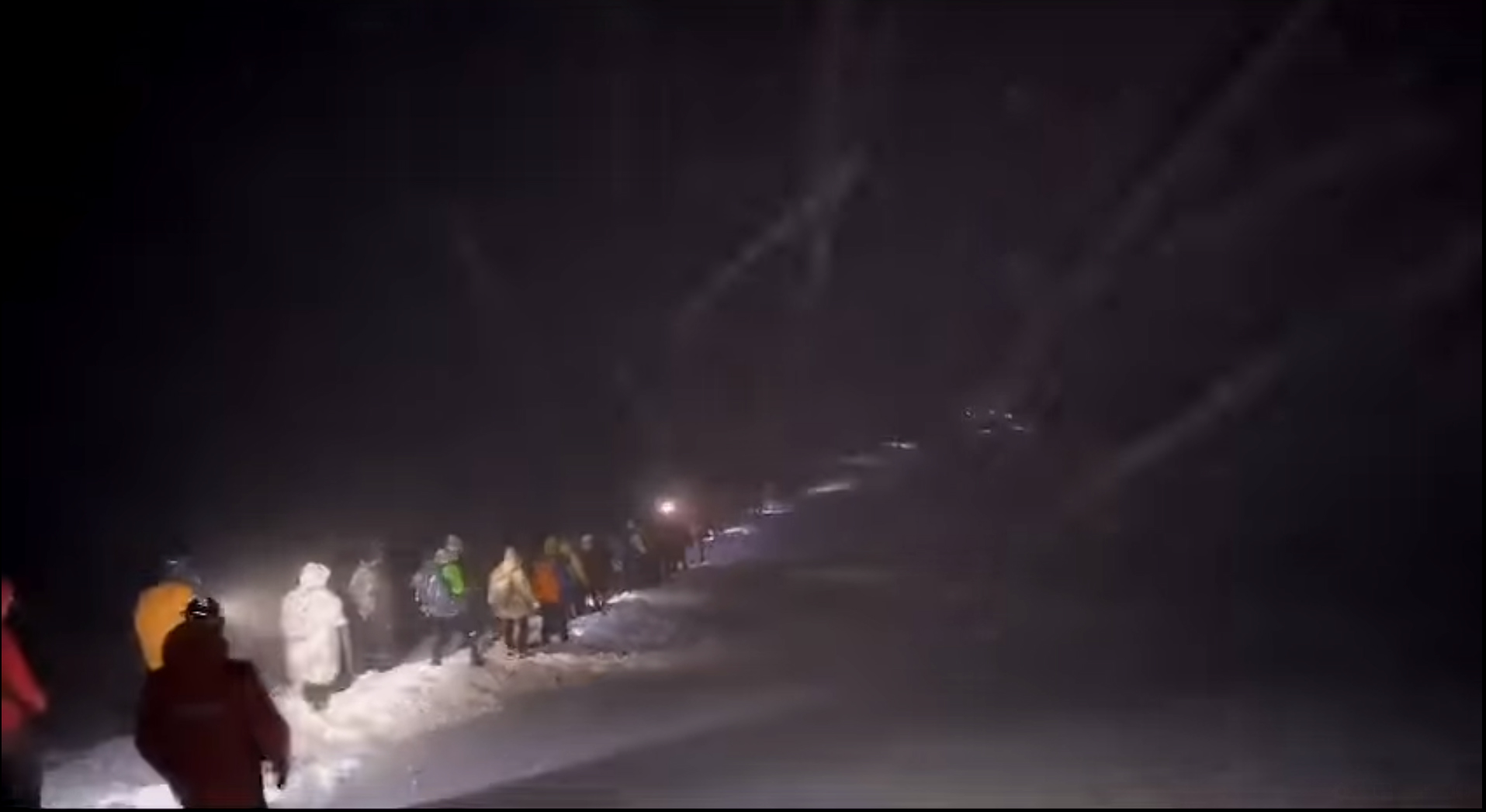 VIDEO 50 de turişti plecaţi cu ghizi către vârful Parângul Mare, recuperaţi de salvamontişti. Nu au mai putut înainta din cauza vremii