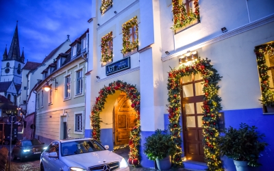 Cele mai frumoase clădiri împodobite de Crăciun, din centrul Sibiului. „Tot mai mulți antreprenori doresc ca locațiile lor să arate într-un anumit fel de sărbători”