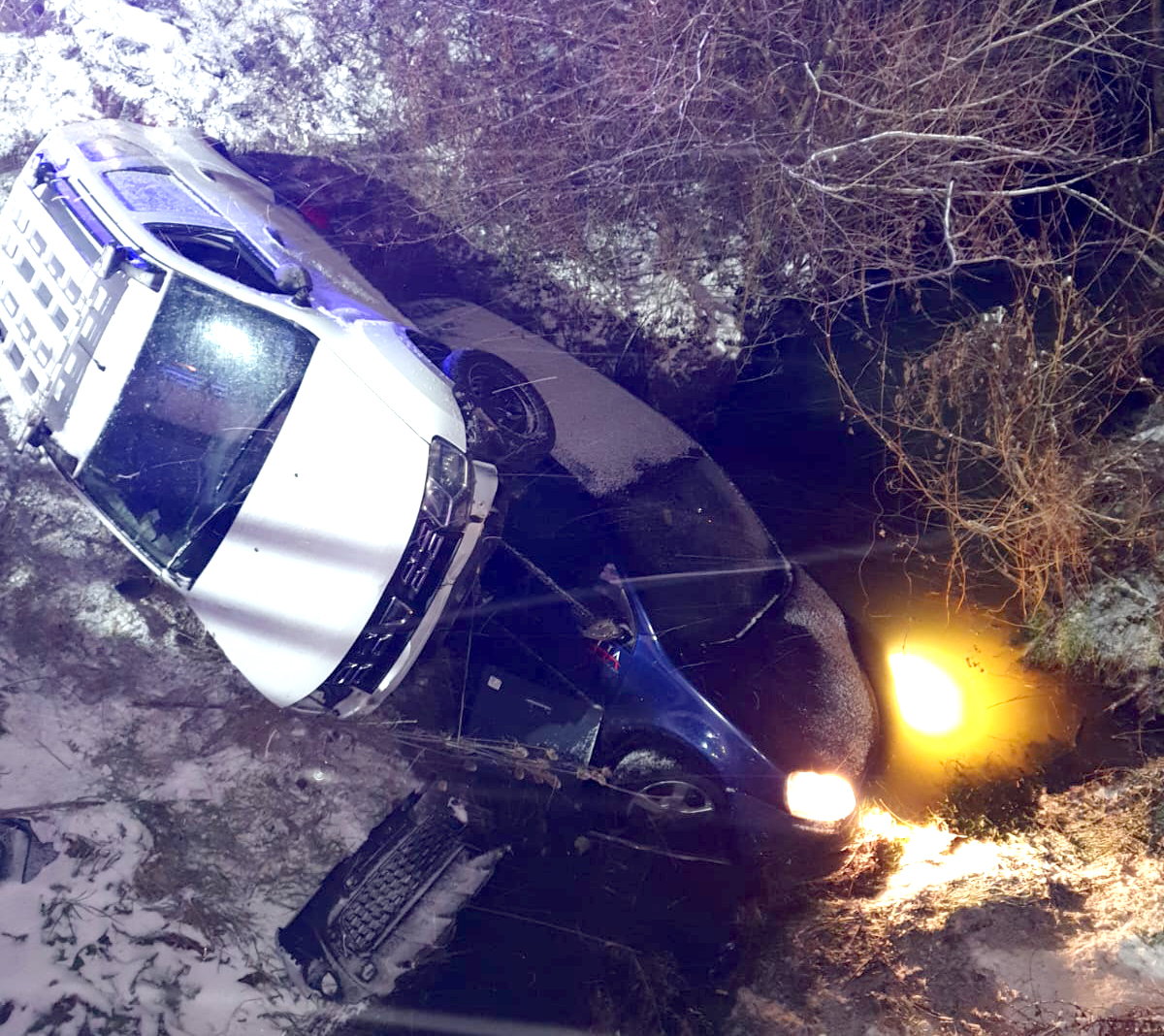 Doi șoferi au ratat aceeași curbă periculoasă, la distanță de câteva minute. Primul șofer a scăpat ca prin minune