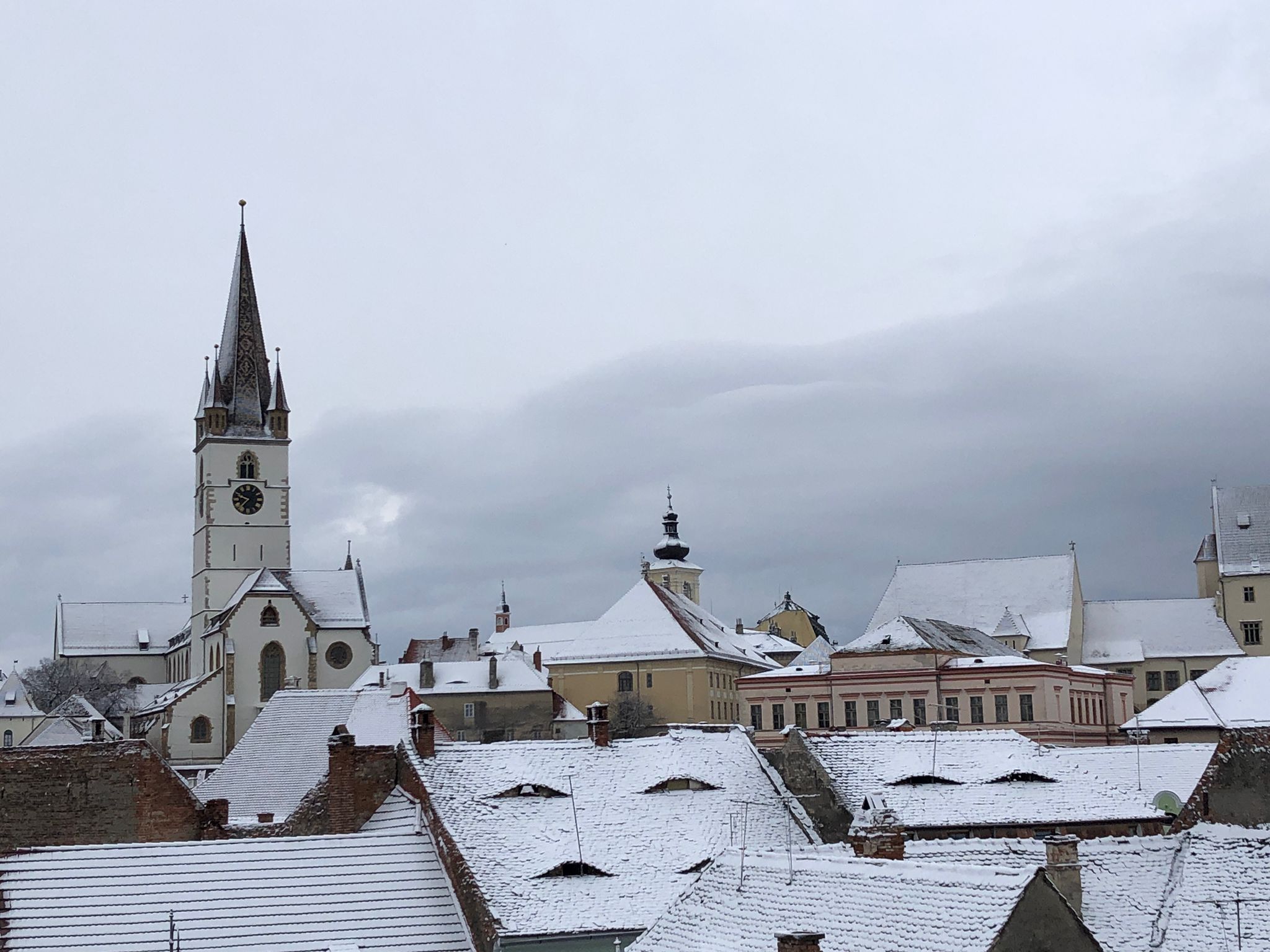 Prima zăpadă din această iarnă s-a așternut peste Sibiu. Temperaturi minime între -8 și -5 grade duminică