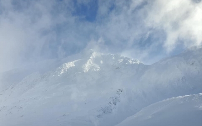 Pericol de avalanșă în Făgăraș. Salvamont Sibiu a închis traseele de la peste 1.800 m altitudine