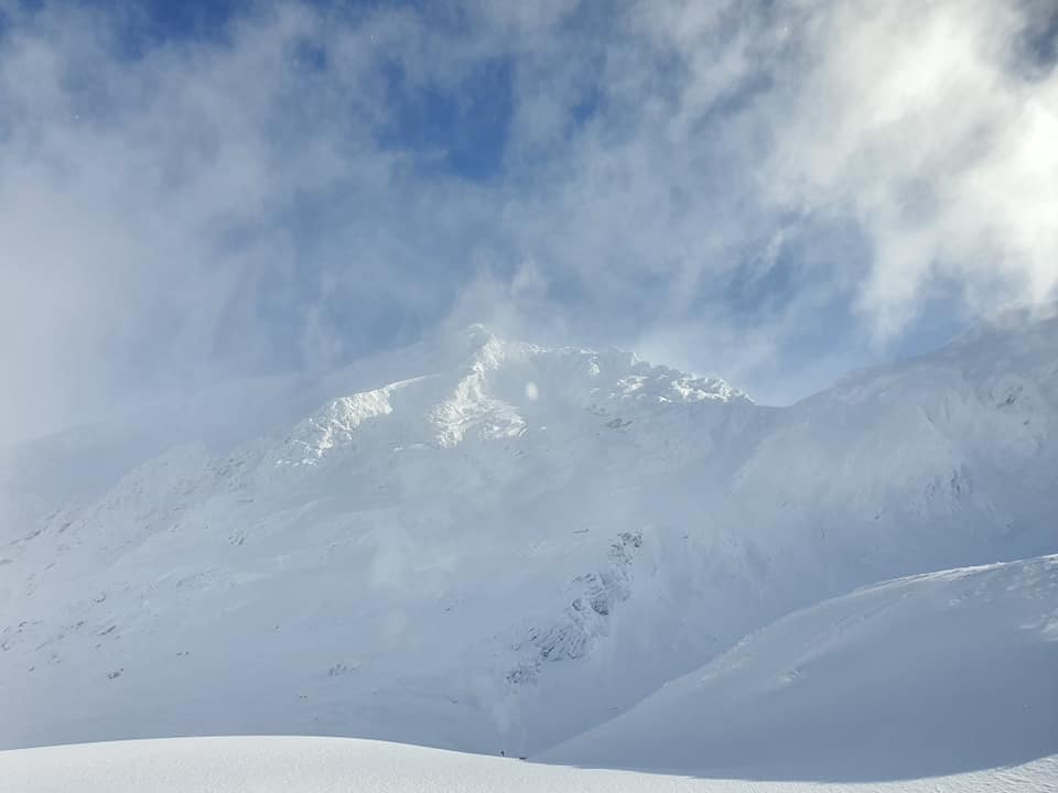 Pericol de avalanșă în Făgăraș. Salvamont Sibiu a închis traseele de la peste 1.800 m altitudine