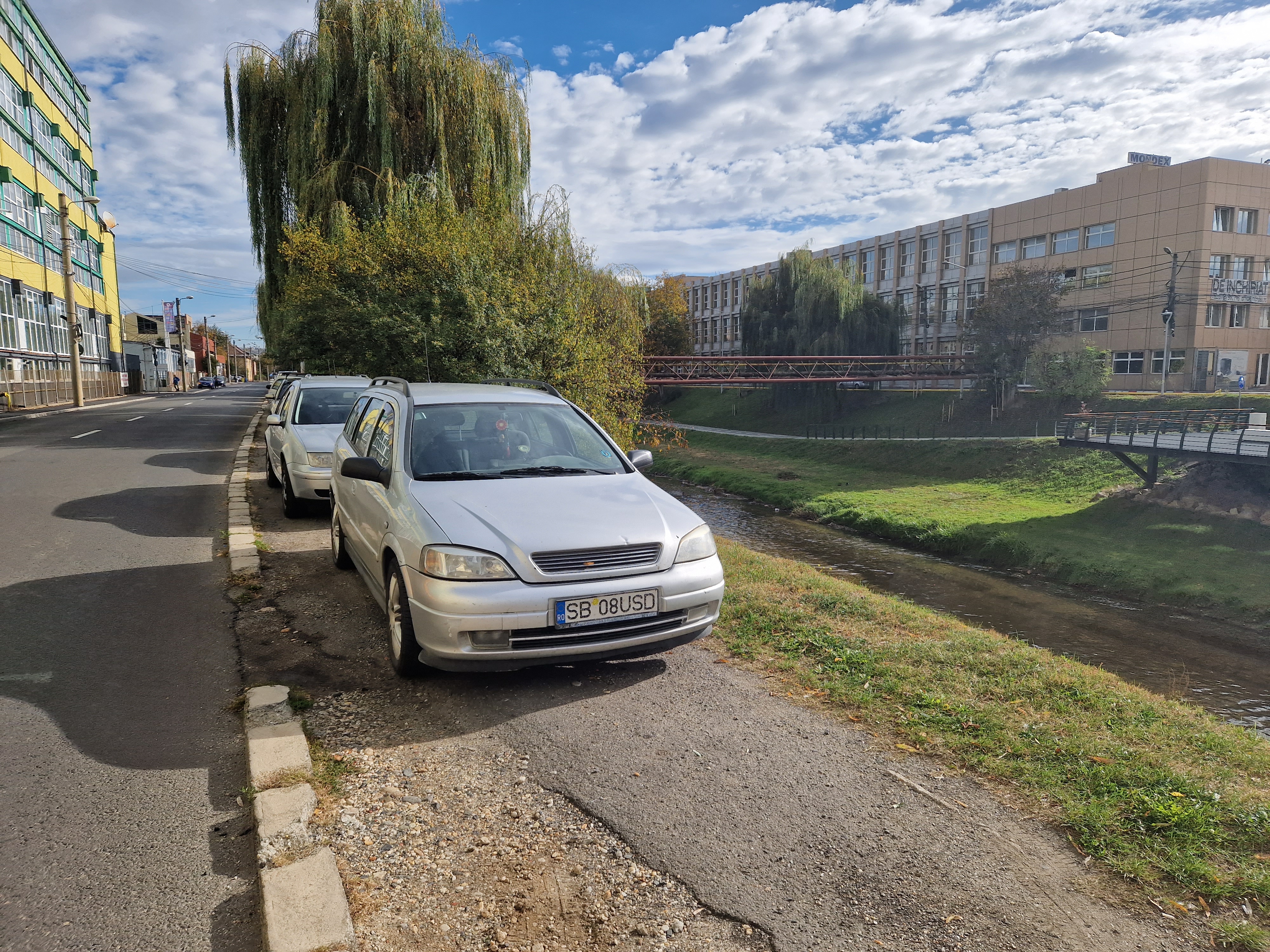 Un mal - pistă de biciclete, peste râu - parcare improvizată pe spațiul verde. Ce planuri are primăria cu celălalt mal al Cibinului
