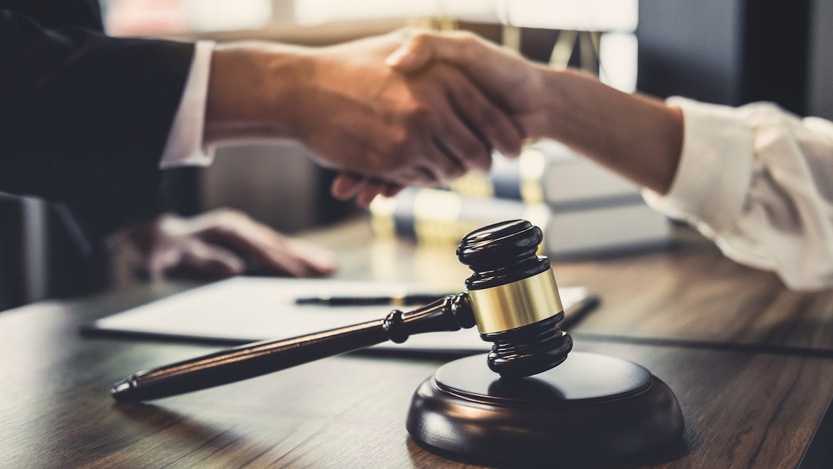 Avantajele colaborării cu un avocat specializat în imobiliare
