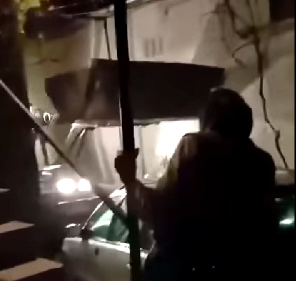 După ce au băut împreună, s-a certat cu vecinul: i-a distrus mașina din curte cu tractorul și l-a luat și la bătaie