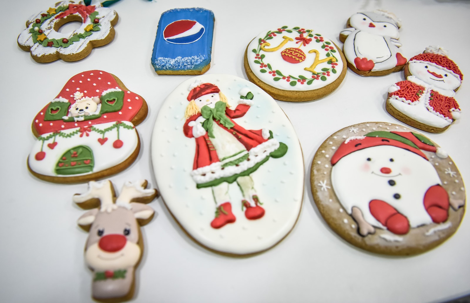 Cofetăria Alina: celebrele turte dulci decorate manual într-un laborator din Sibiu. Prăjituri de casă și cozonaci pentru sărbătorile de iarnă