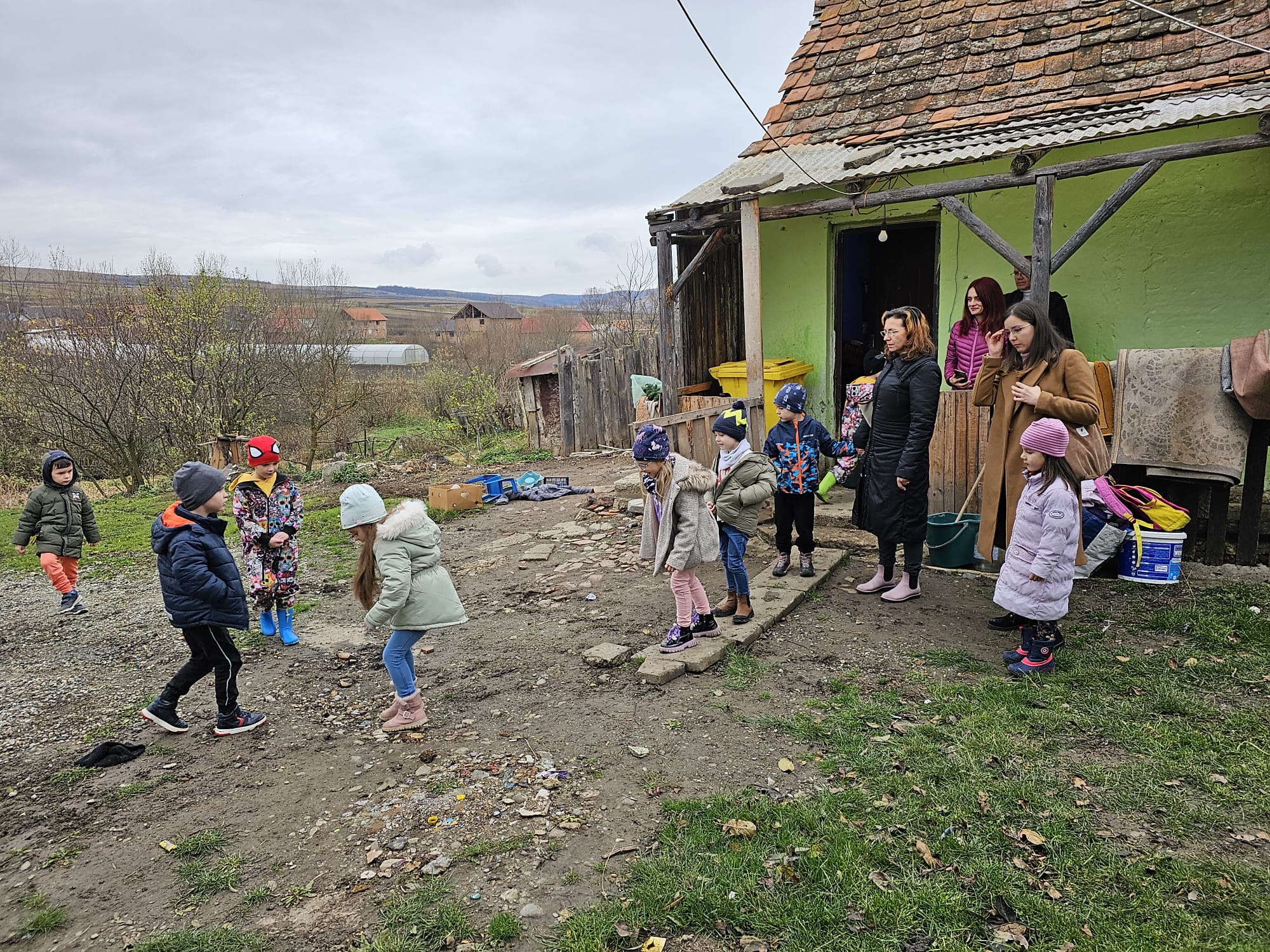Peste 700 de kg de fructe și legume au fost distribuite de Grădinița Nr. 22 din Sibiu familiilor cu vârstnici și copii din satul Nou