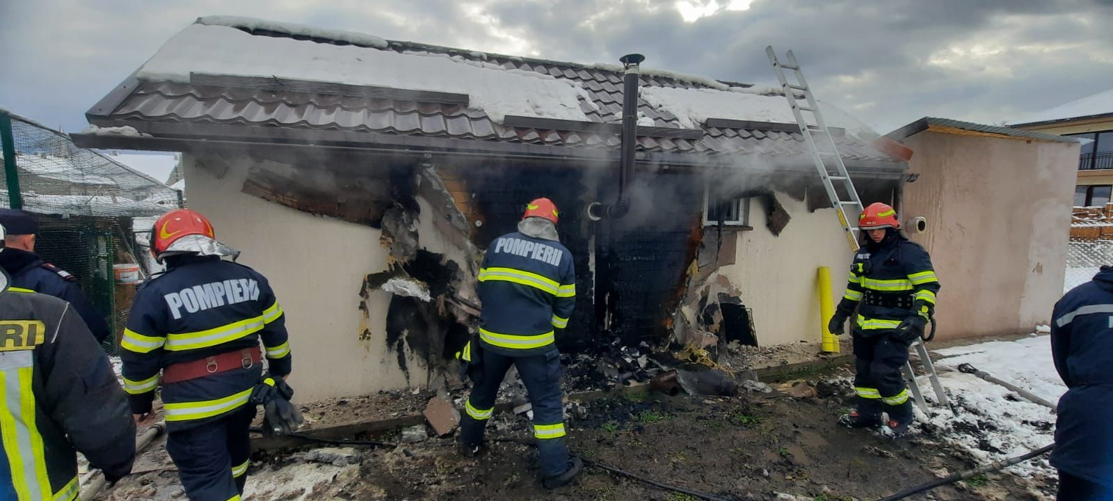 129 de intervenții pentru ISU Sibiu, în weekend. Incendiu la o mașină și o anexă distrusă de flăcări