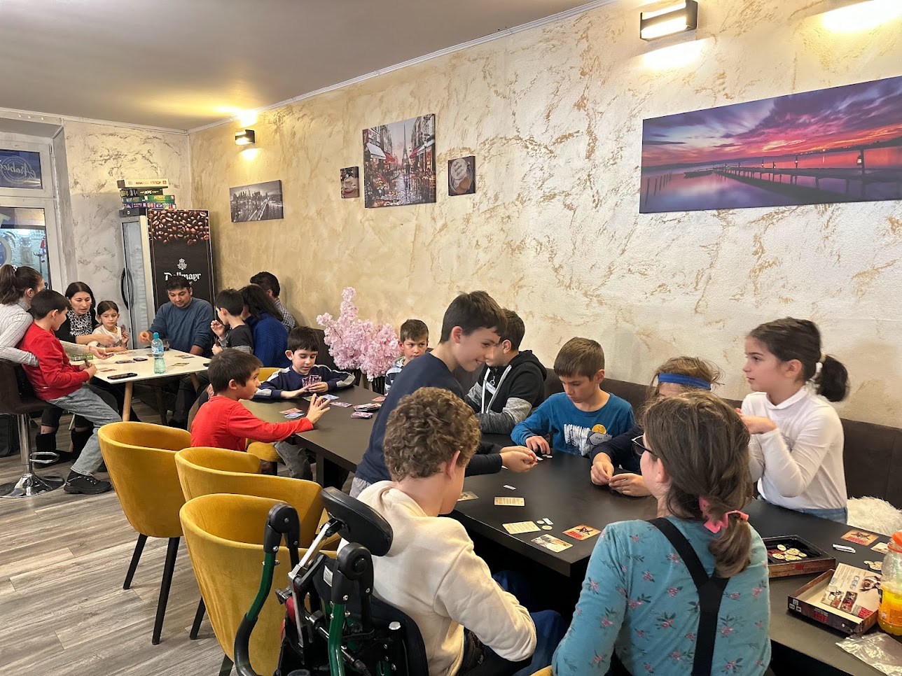 Peste 20 de copii și părinți s-au bucurat de o zi de board games în cadrul evenimentului „Kids Together Meet and Play”. „A fost ideea mamelor”