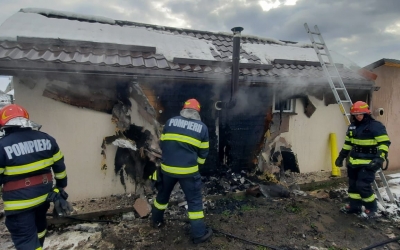 129 de intervenții pentru ISU Sibiu, în weekend. Incendiu la o mașină și o anexă distrusă de flăcări