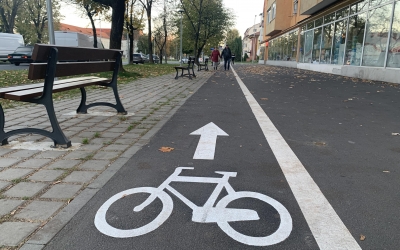 Pistă pentru bicicliști, trasată pe trotuarul de pe strada Gladiolelor. Primăria: Intenția este să creăm o rețea continuă pentru deplasarea pe bicicletă în întreg orașul