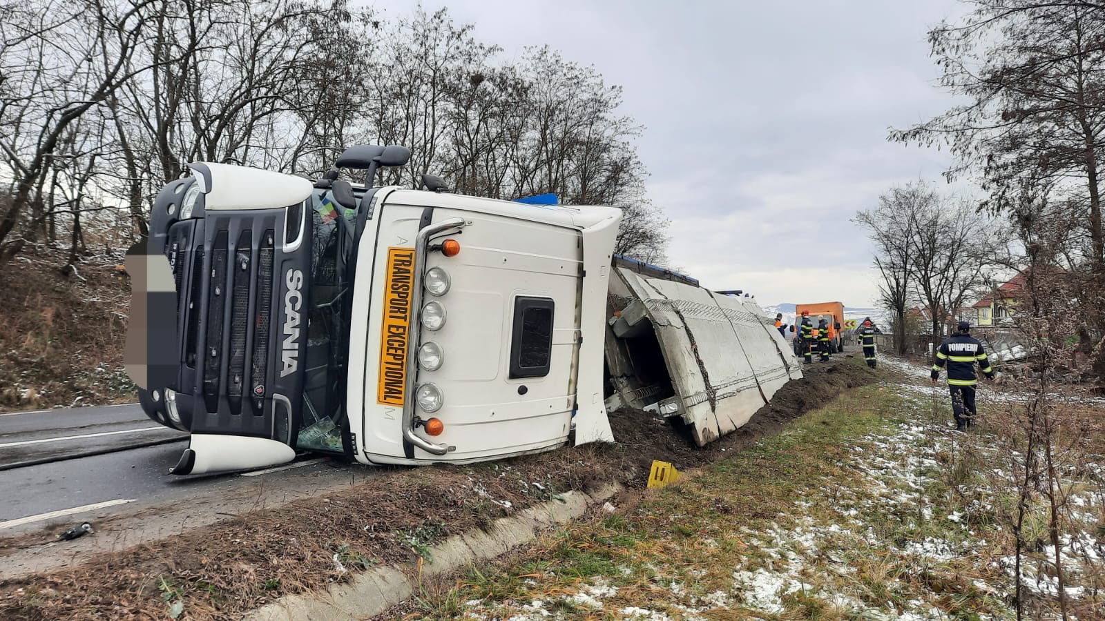 Un TIR care efectua un „transport excepțional” s-a răsturnat într-o curbă, pe DN1