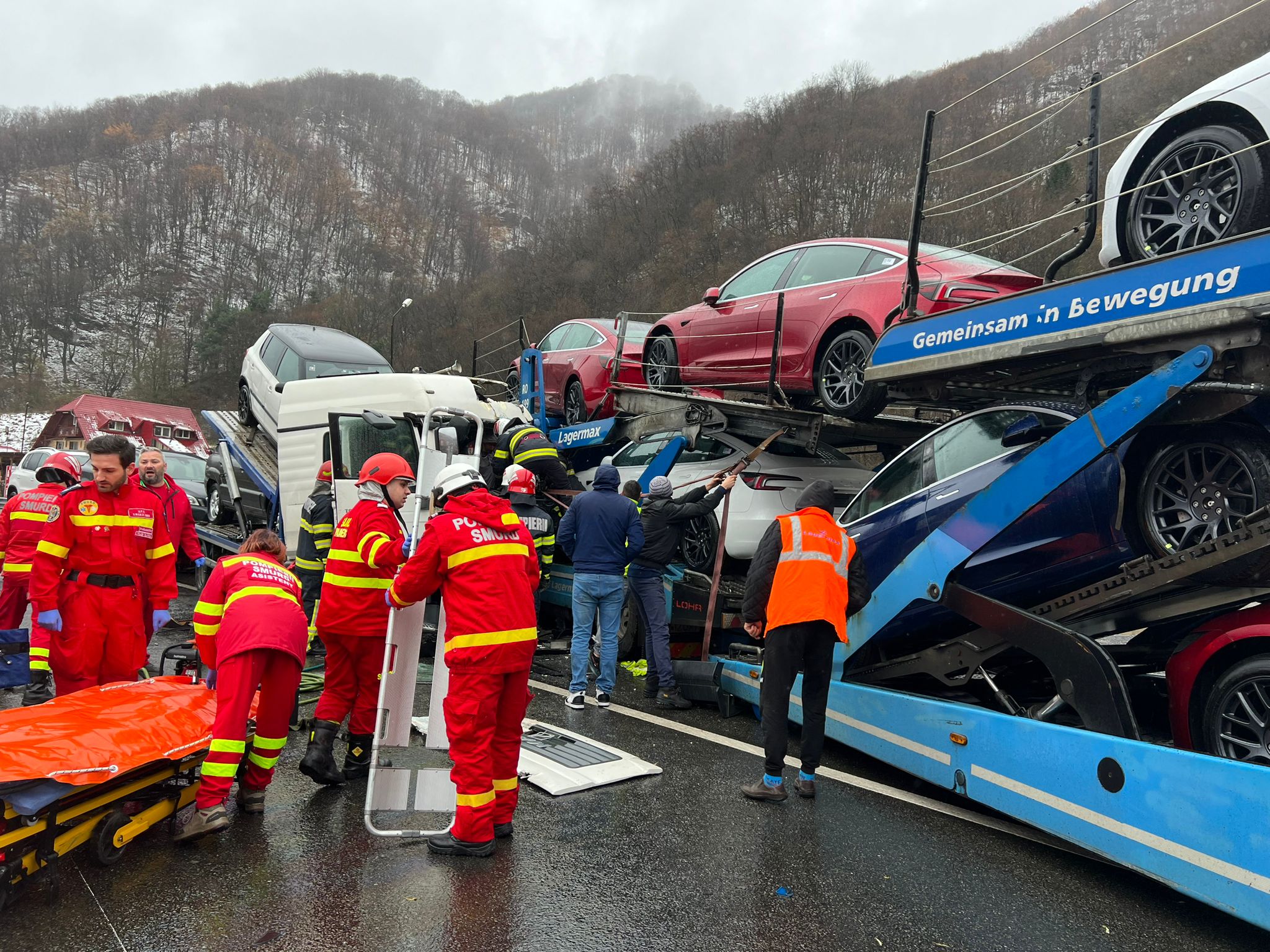 O platformă auto cu mașini Tesla, implicată într-un accident pe Valea Oltului