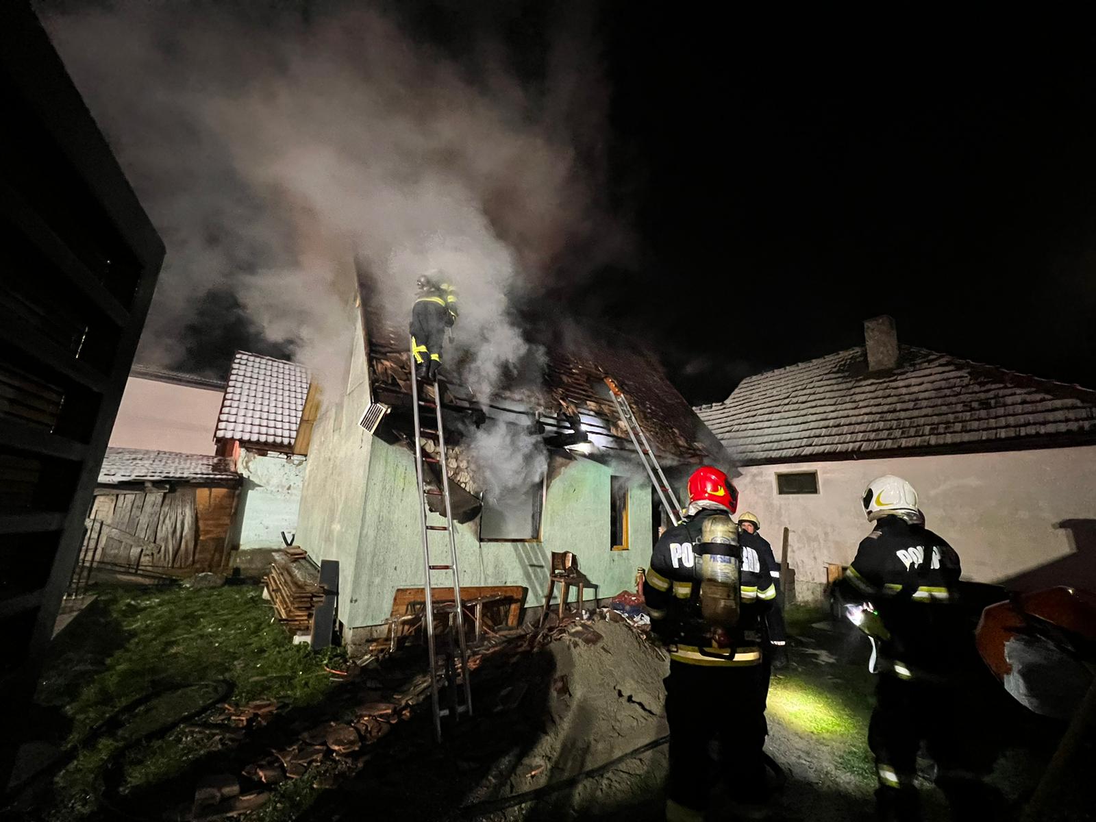 Actualizare. Cauza incendiului din Avrig a fost jarul căzut dintr-o sobă. Casa a ars în totalitate