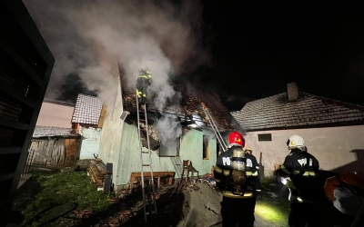 ISU Sibiu intervine de urgență la un incendiu în Avrig. Se depun eforturi pentru localizare și lichidare