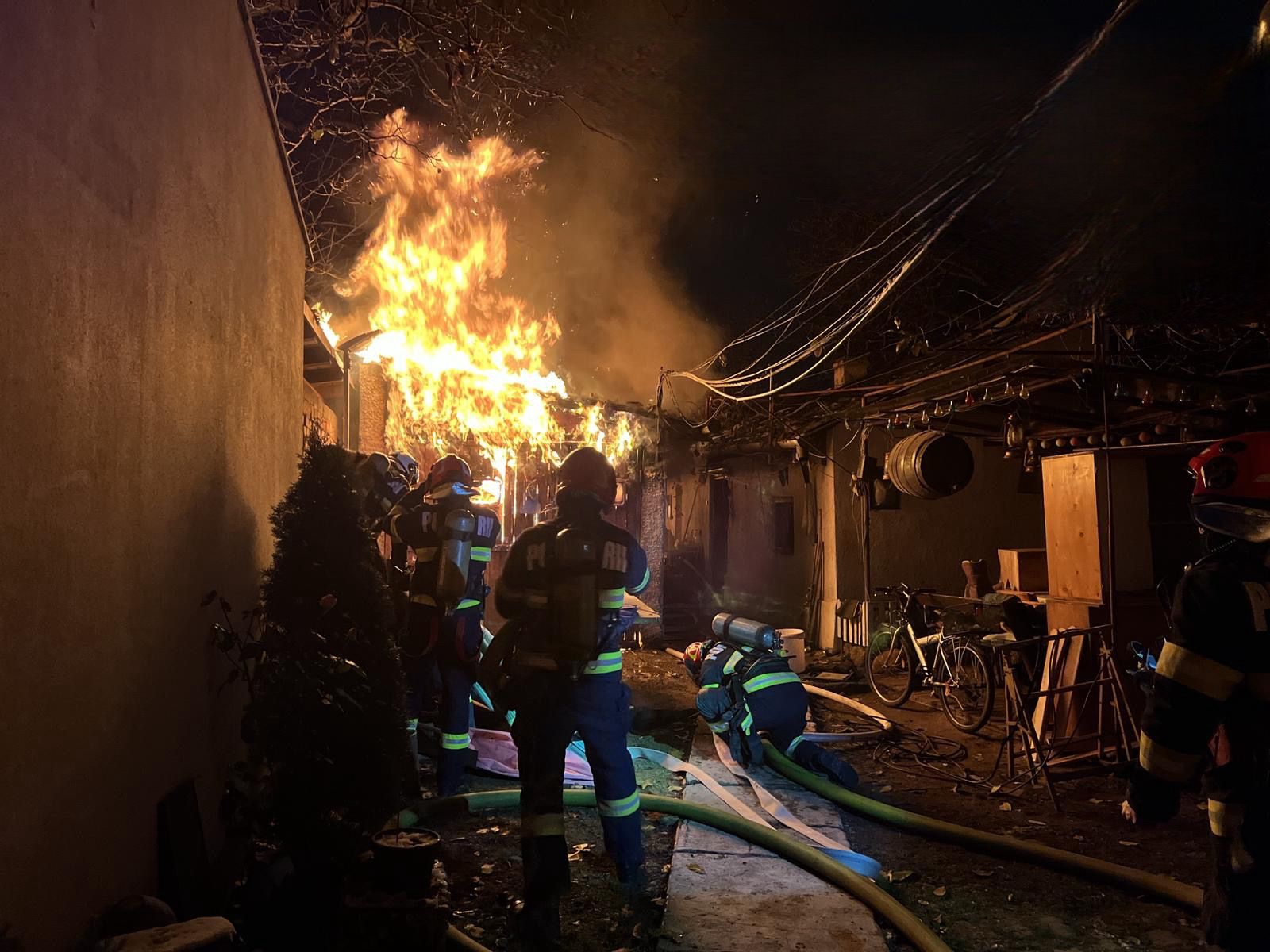 Actualizare. Bărbatul rănit în incendiul de pe strada Eroilor din Sibiu are arsuri pe 15% din corp. Rămâne internat pentru supraveghere și tratament