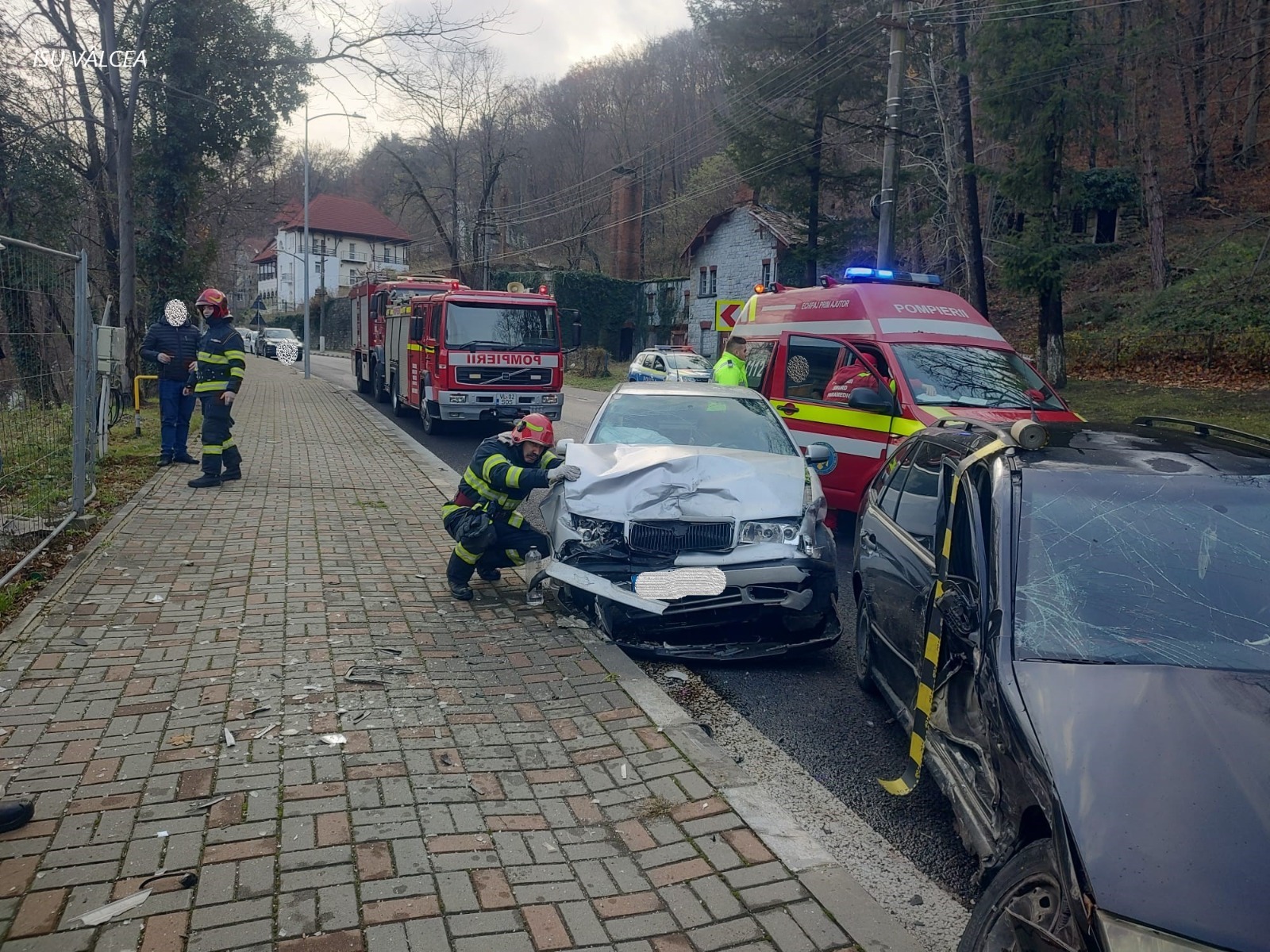 Accident în Călimănești: Trafic alternativ la ieșirea de pe Valea Oltului