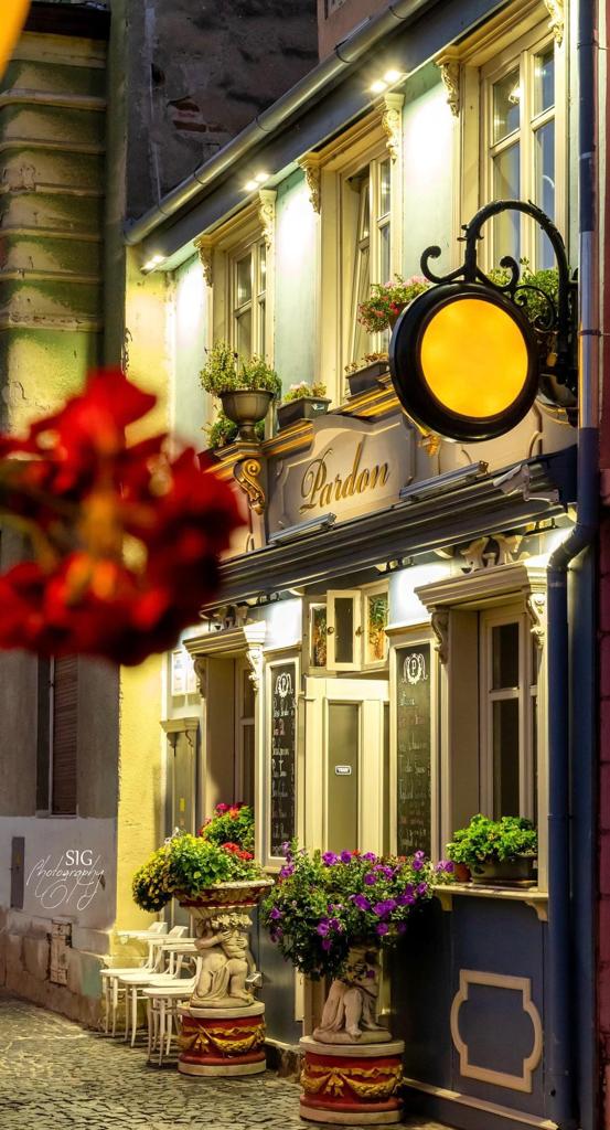 Restaurantul Pardon de pe Cea Mai Frumoasa Strada din Sibiu (strada Cetății) adaugă valoare experienței culinare datorită programului European și Prețurilor Atractive