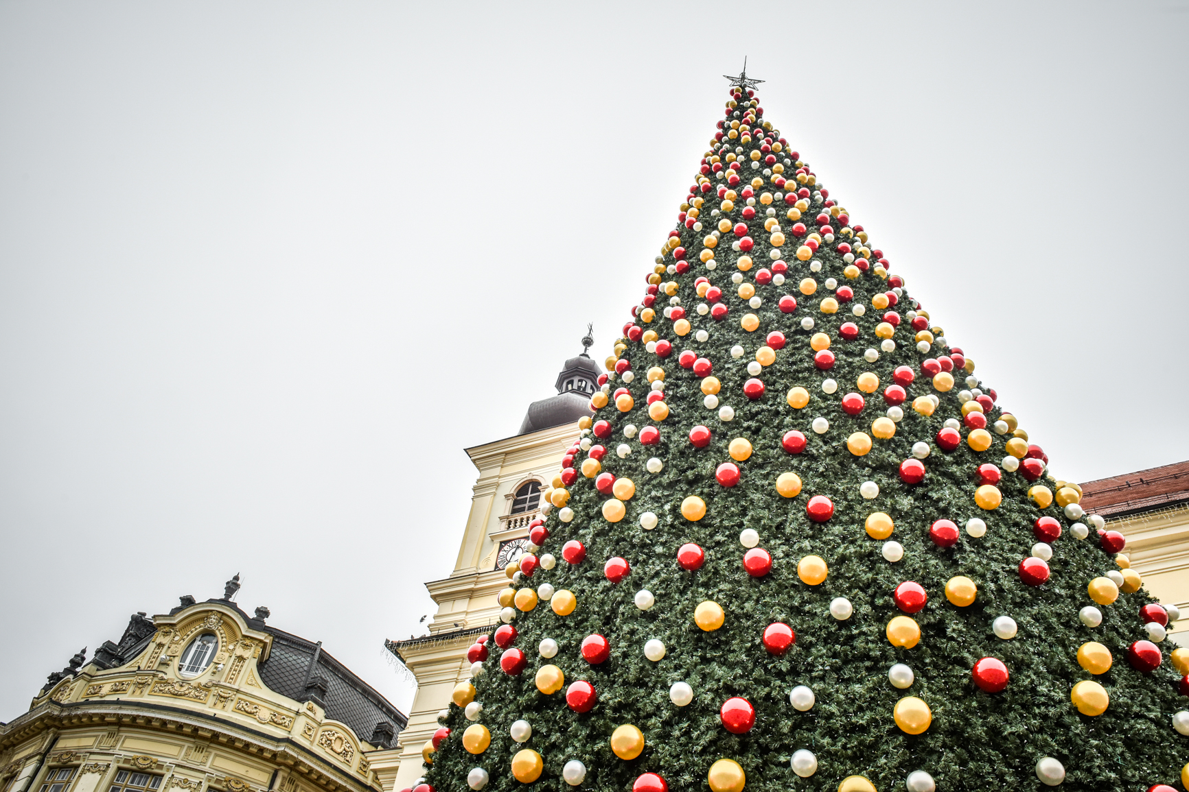 A început montarea bradului artificial de Crăciun din Piața Mare a Sibiului