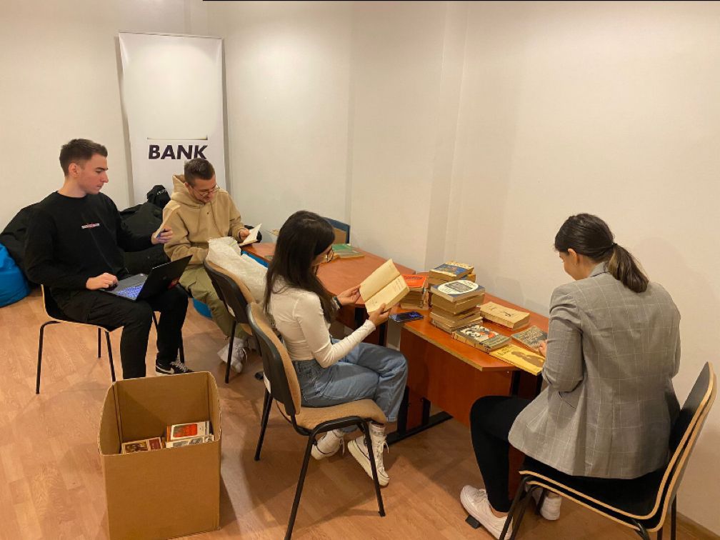 Patru studenți de la Științe Economice strâng cărți pentru copii. Vor să le doneze bibliotecilor din zone defavorizate ale Sibiului