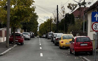 Explicația primăriei pentru străzile Enescu și Axente Sever: ”Lățimea permite circulația pe două benzi dacă locatarii nu blochează o bandă”
