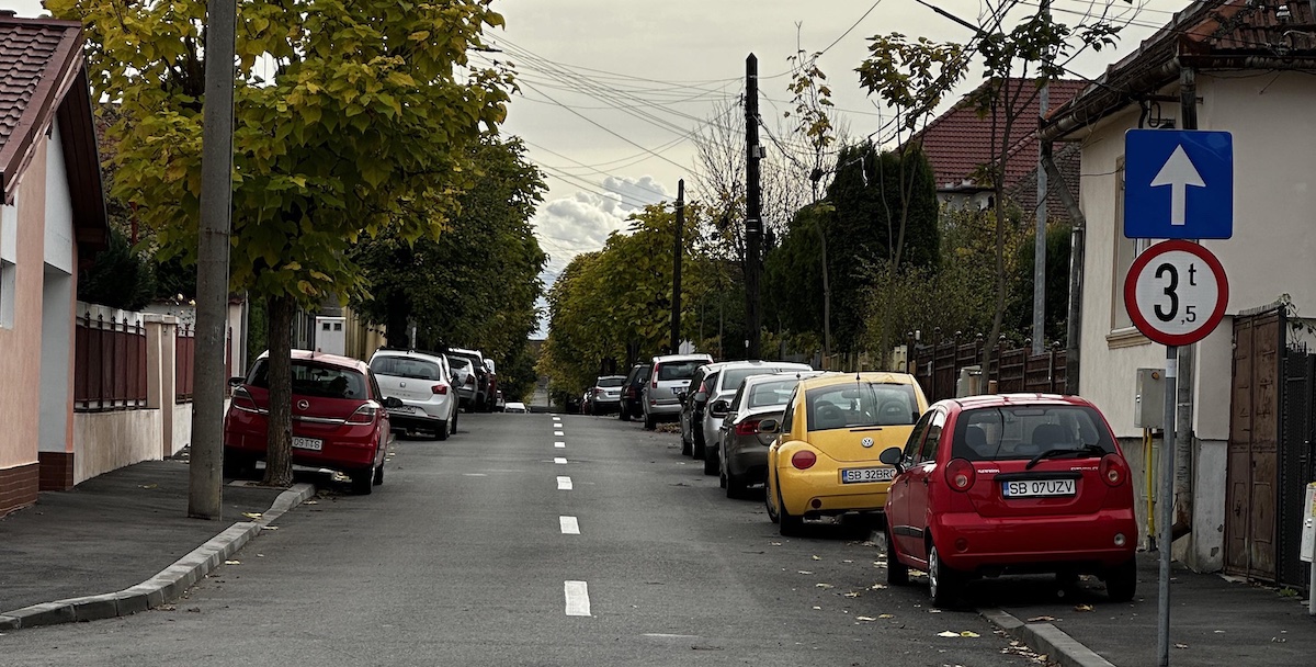 Explicația primăriei pentru străzile Enescu și Axente Sever: ”Lățimea permite circulația pe două benzi dacă locatarii nu blochează o bandă”