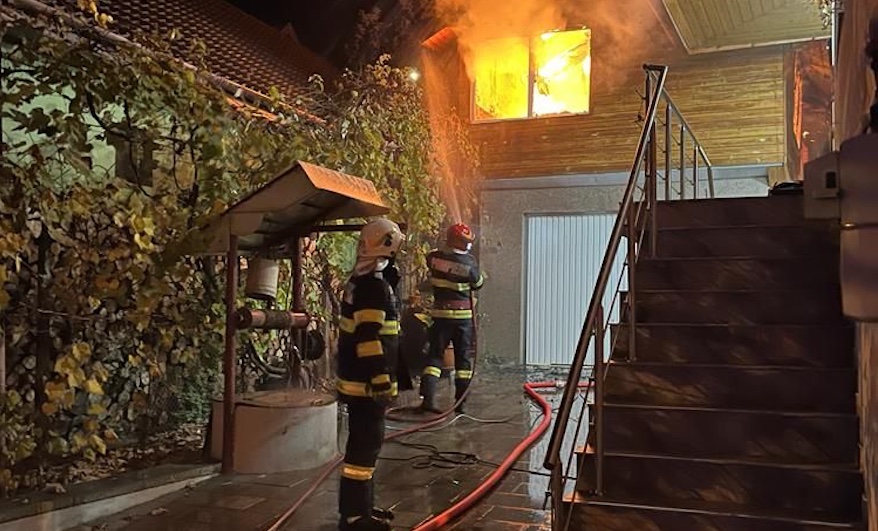 FOTO Incendiu la o anexă gospodărească în Mediaș, lichidat de pompieri. Focul ar fi izbucnit de la un șemineu
